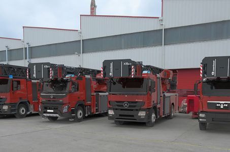 4 Einsatzfahrzeuge mit Drehleitern vor der Montagehalle in Karlsruhe