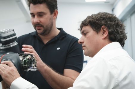 Andreas Spenninger und Leonardo Martinez von Agile Robots